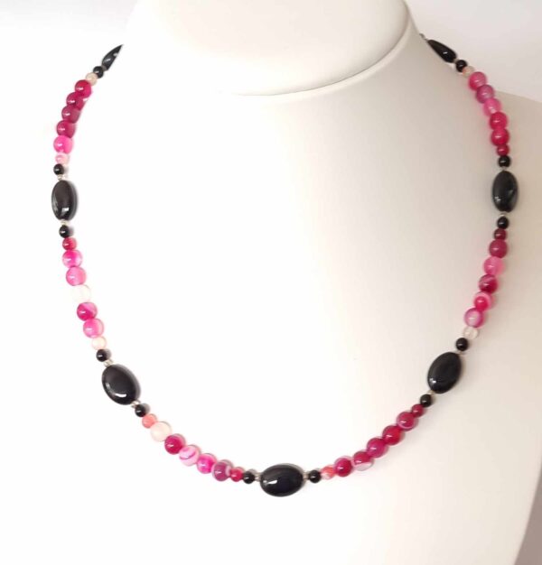LJGN58 Pink Agate & Black Onyx Centred Necklace