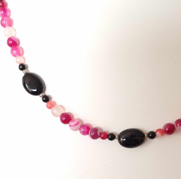 LJGN58 Pink Agate & Black Onyx Centred Necklace - Image 2