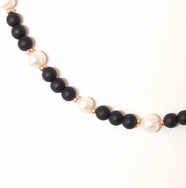 LJGN22 Fresh Pearl & Onyx Necklace. - Image 2