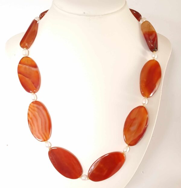 LJGN17 Carnelian & Pearl Centred Necklace.