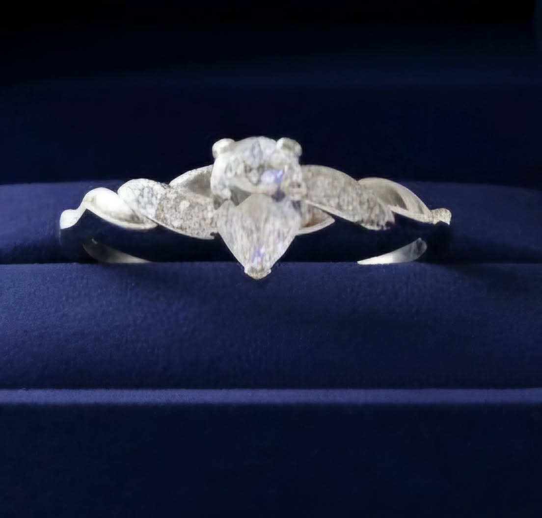 LJCR24 Silver Plated Teardrop Crystal Ring.