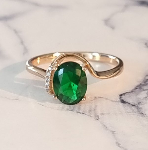 LJCR10 Green Oval Ring. Size 81/2