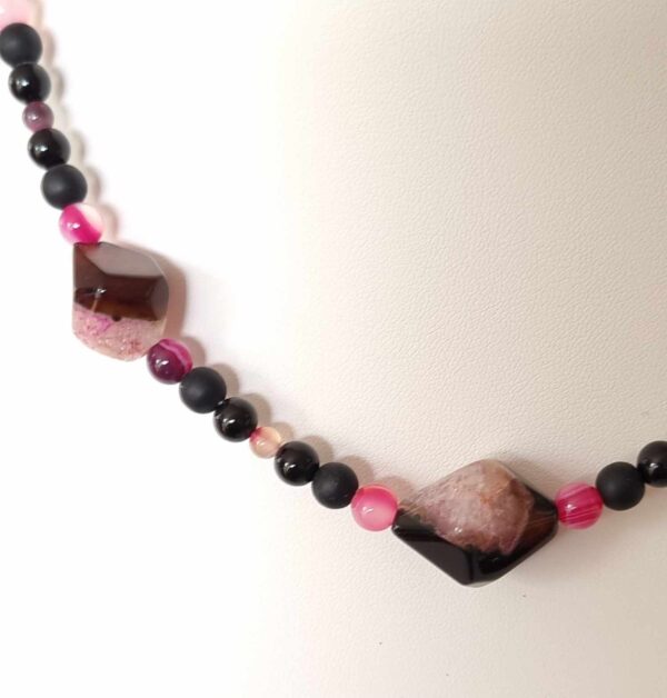 LJGN54 Pink & Black Agate Swirl Necklace - Image 2