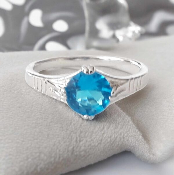 LJCR8 Blue Centred Costume Ring.