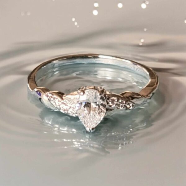 LJPR1 Clear Teardrop Crystal Ring