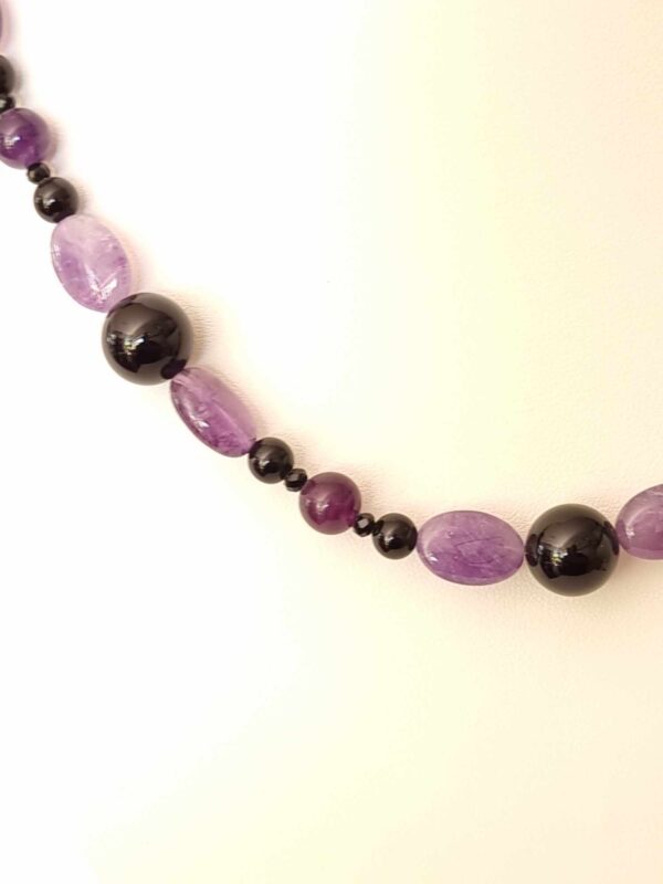 LJGN70 Onyx Centred & Amethyst Necklace - Image 2